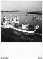 PORT DE BRETAGNE BATEAUX DE PECHE PHOTOGRAPHIE ANONYME VINTAGE SNAPSHOT  PHOTO ARGENTIQUE 24X18CM ANNEES 60 R1 - Luoghi