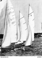 VOILIERS EN BRETAGNE PHOTOGRAPHIE ANONYME VINTAGE SNAPSHOT  PHOTO ARGENTIQUE 24X18CM ANNEES 60 R1 - Bateaux