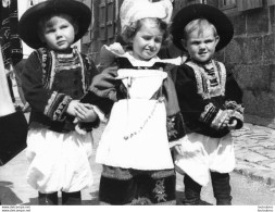 COMMUNE DE BRETAGNE JEUNES ENFANTS  PHOTOGRAPHIE ANONYME VINTAGE SNAPSHOT  PHOTO ARGENTIQUE 24X18CM ANNEES 60 S1 - Luoghi