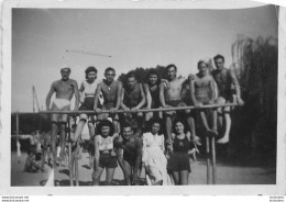 GROUPE D'HOMMES EN MAILLOTS DE BAIN PHOTOGRAPHIE ANONYME VINTAGE SNAPSHOT  PHOTO ARGENTIQUE  9X6CM R2 - Persone Anonimi