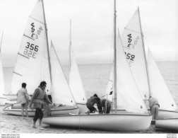 VOILIERS EN BRETAGNE PHOTOGRAPHIE ANONYME VINTAGE SNAPSHOT  PHOTO ARGENTIQUE 24X18CM ANNEES 60 - Barcos