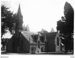 LE MOUSTOIR EGLISE SAINT JUVENAL  PHOTOGRAPHIE ANONYME VINTAGE SNAPSHOT  PHOTO ARGENTIQUE 24X18CM ANNEES 60 - Luoghi