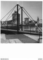 LA ROCHELLE  PHOTOGRAPHIE ANONYME VINTAGE SNAPSHOT  PHOTO ARGENTIQUE 24X18CM ANNEES 60 - Places