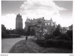 CHATEAUGIRON   PHOTOGRAPHIE ANONYME VINTAGE SNAPSHOT  PHOTO ARGENTIQUE 24X18CM ANNEES 60 - Places