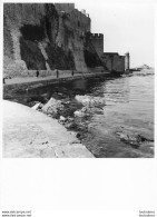 COLLIOURE PHOTOGRAPHIE ANONYME VINTAGE SNAPSHOT  PHOTO ARGENTIQUE 24X18CM ANNEES 60 - Luoghi