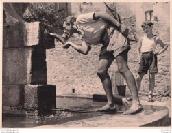 TOURISTE A LA FONTAINE PHOTOGRAPHIE ANONYME VINTAGE SNAPSHOT  PHOTO ARGENTIQUE 24X18CM ANNEES 60 - Anonymous Persons