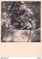 TOURISTES BUVANT L'EAU DE LA SOURCE  PHOTOGRAPHIE ANONYME VINTAGE SNAPSHOT  PHOTO  24X18CM ANNEES 60 - Anonymous Persons