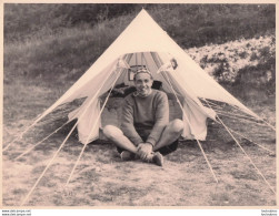 CAMPING SAUVAGE HOMME DEVANT SA TENTE FUMANT LA PIPE PHOTOGRAPHIE ANONYME VINTAGE SNAPSHOT  PHOTO  24X18CM ANNEES 60 - Personnes Anonymes