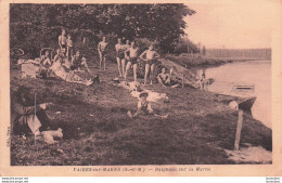 VAIRES SUR MARNE BAIGNADE AVEC HOMMES MAN EN MAILLOTS DE BAIN - Vaires Sur Marne