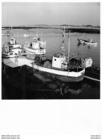 BRETAGNE PORT   PHOTOGRAPHIE ANONYME VINTAGE SNAPSHOT  PHOTO ARGENTIQUE 24X18CM ANNEES 60 R8 - Lieux