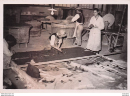 MANUFACTURE DE SEVRES EN 1936 TRAVAUX POUR L'EXPOSITION INTERNATIONALE DE 1937 PREPARATION DES PANNEAUX PHOTO  18X13CM - Métiers