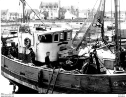 LESCONIL LE PORT  ET LE BATEAU DE PECHE ARTEMIS PHOTO ORIGINALE  FORMAT 24X18CM ANNEES 60 - Lieux