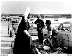 LESCONIL  VENTE DU POISSON PHOTO ORIGINALE  FORMAT 24X18CM ANNEES 60 BRETAGNE - Lieux