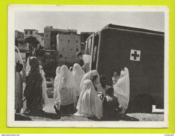 Algérie Femmes Musulmanes Avec Infirmières De La Croix Rouge VOIR DOS Imp Baconnier ALGER - Algerien