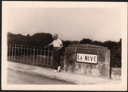 Jolie Photographie D'un Homme Sur Un Pont Au Dessus De La Nive, Panneau, Pays Basques, Pyrénées Rivière 12,6x9cm - Lieux