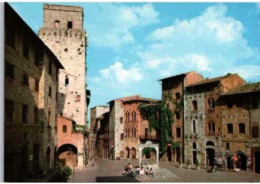 SAN GIMIGNANO. -Place De La Cisterna    -  Non Circulée. - Siena