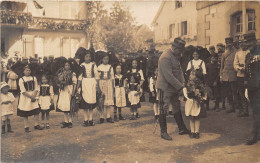 68-DANNEMARIE- CARTE-PHOTO- GROUPE DE FILLETTES ALSACIENNES SUR LA PLACE POUR FÊTER L'ARRIVEE DU GENERAL ,? - Dannemarie