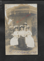 CARTE PHOTO PERSONNAGES FEMMES AVEC GRAND CHAPAUX DEVANT UN KIOSQUE JARDIN DES INVALIDES  À PARIS 1907 - Fotografia