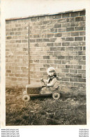 JEUNE ENFANT  DANS UNE VOITURETTE  PHOTO ORIGINALE 8.50 X 6 CM - Coches