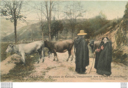 FEMMES DE CROZAN CONDUISANT DES VACHES AU PATURAGE - Crozant