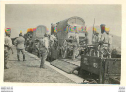 CONVOI  SUR TRAIN AVEC CAMIONS ET CANONS  LIEU NON LOCALISE WW1 PHOTO ORIGINALE  6.50X4.50CM Refp55 - Guerre, Militaire