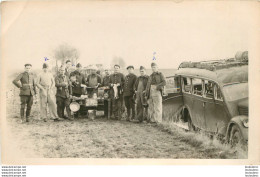 CARTE PHOTO CUISINE IMPROVISEE AVEC SOLDATS TENANT UN LAPIN ET UN CUISTOT - Other & Unclassified