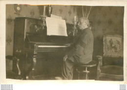 CARTE PHOTO VIEIL HOMME ASSIS AU PIANO - A Identifier