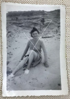 Portrait Glamour D’une Jeune Femme Assise Sur Le Sable Mer Du Nord Côte Belge Photo Snapshot Vers 1950 - Personnes Anonymes