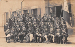 SAINT-DIDIER-sur-CHALARONNE (Ain) - Les Conscrits Devant Le Café - Affiche Thoissey - Carte-Photo (2 Scans) - Sin Clasificación