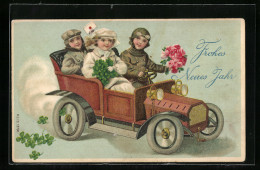 AK Kinder Mit Blumen, Kleeblättern Und Eine Brief In Einem Auto  - Passenger Cars