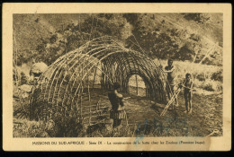 South Africa Missions Du Sud Afrique La Construction De La Hutte Chez Les Zoulous Première étape Carte Tachée 1954 Stain - Sudáfrica