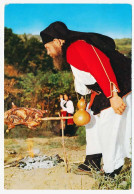 CPSM 10.5 X 15 Italie Folklore (39) Costumi Sardi - TONARA Costume De Sardaigne  Homme Barbecue - Autres & Non Classés