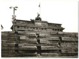 Fotografie Unbekannter Fotograf, Ansicht Berlin (Ost), Blick über Die Mauer Zum Brandenburger Tor  - Guerre, Militaire