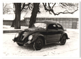 Fotografie Fotograf Unbekannt, VW Käfer 39 (Brezelkäfer), KDF Wagen Auf Winterlichem Bauernof, Abzug 60er Jahre  - Coches