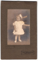 Fotografie August Wilhelm Albecht, Northeim, Junges Mädchen Im Weissen Kleid Mit Einer Schleife Im Haar  - Personas Anónimos