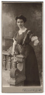Fotografie Samson & Co., Frankfurt A. M., Zeil 46, Junge Frau Im Taillierten Kleid über Einer Weissen Bluse  - Personas Anónimos