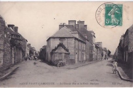 SAINT VAAST LA HOUGUE                     La Grande Rue Et La Croix - Saint Vaast La Hougue