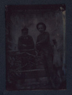 Fotografie Ferrotypie Zwei Junge Knabe Posieren In Einer Studiokulisse  - Persone Anonimi