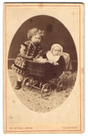 Fotografie Ph. Peters & Söhne, Hildesheim, Goschenstrasse 763, Mädchen Nebst Baby Im Kinderwagen  - Persone Anonimi