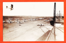 35160  / ◉  ♥️ (•◡•) Carte-Photo ISTRES Pistes Hangars Pylonne Avions Sol Avion En Vol Camp AVIATION Militaire 1920s - Istres