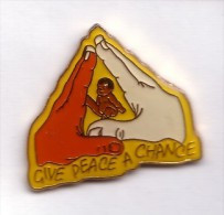 AB344 Pin's Enfant Bébé Métis Give Peace A Chance Thèmes Paix War Main Lutte Racisme Achat Immédiat - Otros & Sin Clasificación