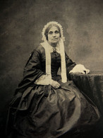 Photo Cdv Anonyme - Femme âgée, Coiffe, Robe à Crinoline, Second Empire Ca 1860-65 L432 - Alte (vor 1900)