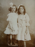Photo Cdv B. Paillart à Compiègne - Deux Fillettes Avec Ruban Dans Les Cheveux, Ca 1890 L432 - Antiche (ante 1900)