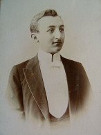 Photo Cdv Silvain Moins à Clermont Ferrand - Jeune Homme Avec Houpette, Chemise à Plastron, Ca 1890 L432 - Old (before 1900)