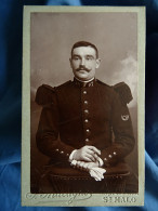 Photo Cdv Macagno à Saint Malo - Militaire Soldat Du 47e D'infanterie, Insigne Bon Tireur, Ca 1900-05 L432 - Old (before 1900)