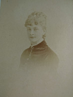 Photo CDV Joliot à Paris  Portrait Jeune Femme  Veste En Velours (dédicace) CA 1870-75 - L679B - Alte (vor 1900)