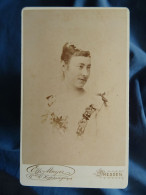 Photo CDV Mayer à Dresden  Portrait Femme  Fleur Dans Les Cheveux  Robe Avec Rubans  CA 1890 - L679B - Alte (vor 1900)