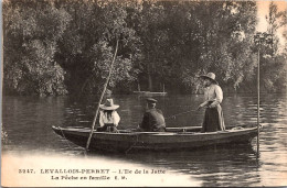 92 LEVALLOIS PERRET - L´ILE  DE LA JATTE LA PECHE EN FAMILLE - Levallois Perret