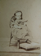 Photo CDV Brandseph à Stuggart  Petite Fille Assise  Pieds Posés  Sur Un Repose-pieds  CA 1865 - L679B - Alte (vor 1900)