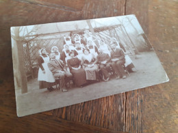 HERREN TRIO Mit DUTZEND JUENGEREN DAMEN In UNIFORM - BELEGSCHAFT GASTRONOMIE- An WOHLGEBOREN HERRN JOSEF JELINEK In WIEN - Anonymous Persons